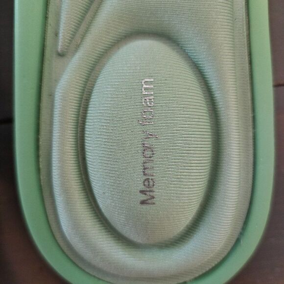 NWT Memory Foam Women's Green Flip Flop Velcro Strap Sandals Size 9-10 - Picture 2 of 5